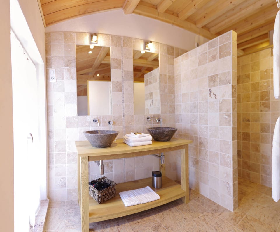 Double Room (Le Pigeonnier) | Bathroom sink
