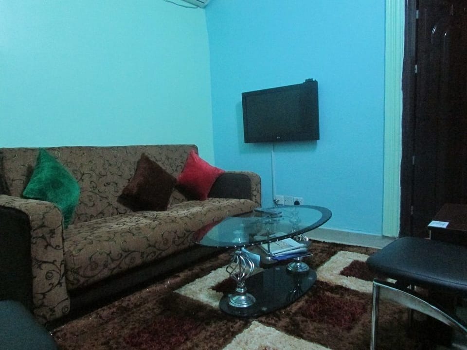 Royal Suite, 1 King Bed, Non Smoking | Living room | 32-inch flat-screen TV with satellite channels, TV