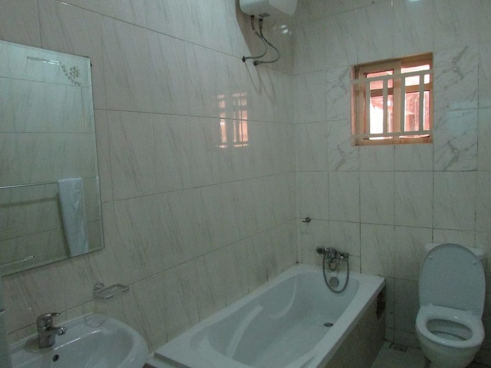 Classic Single Room, 1 Queen Bed, Non Smoking | Bathroom | Deep soaking tub, towels