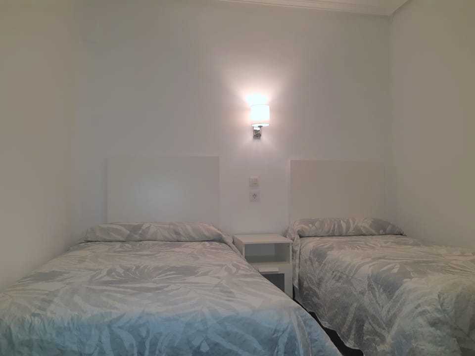 Economy Twin Room, Ensuite | Desk, laptop workspace, blackout drapes, soundproofing