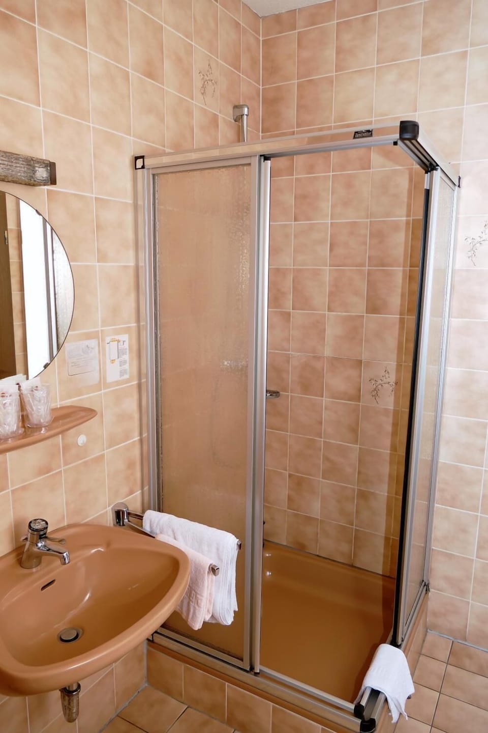 Shower, free toiletries, towels