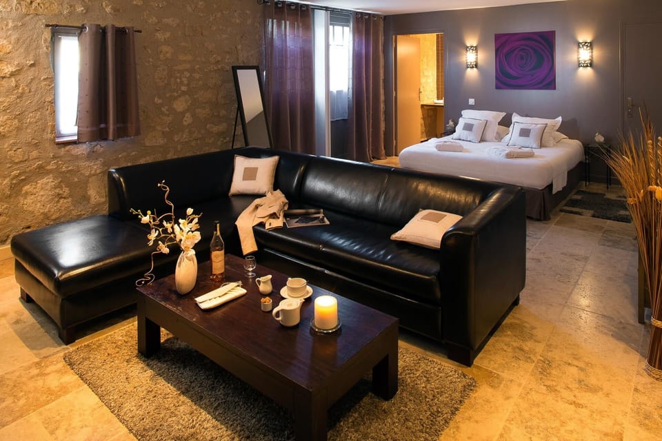 Family Room | Premium bedding, individually decorated, desk, laptop workspace
