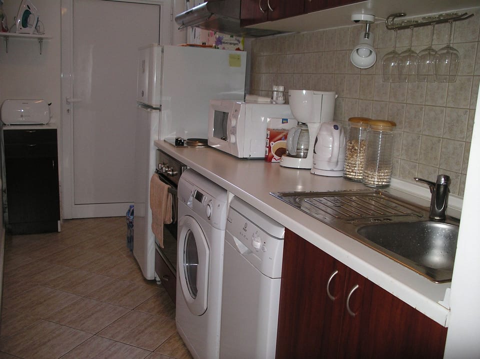 Full-size fridge, microwave, coffee/tea maker, cookware/dishes/utensils