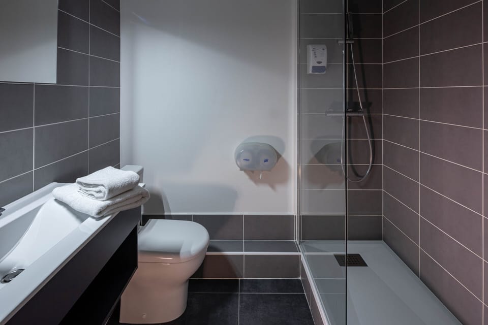 Superior Double Room | Bathroom | Free toiletries, hair dryer, towels