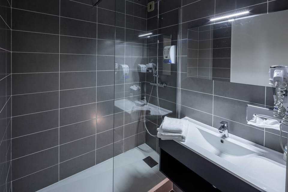 Superior Double Room | Bathroom | Free toiletries, hair dryer, towels