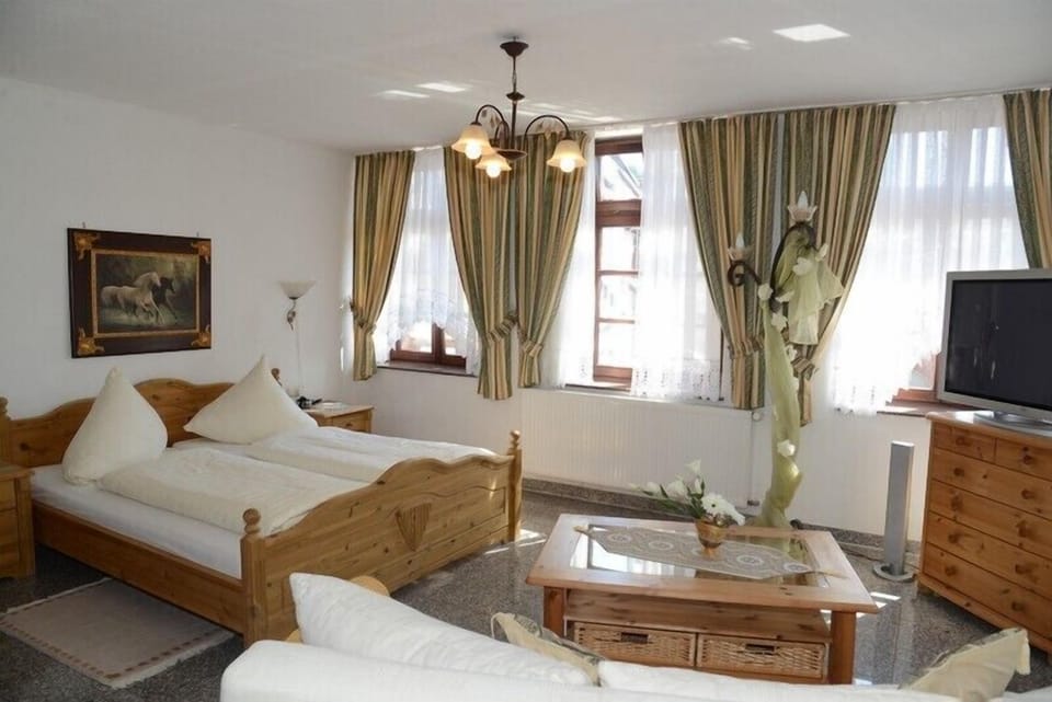 Triple Room | Individually decorated, desk, free WiFi, bed sheets