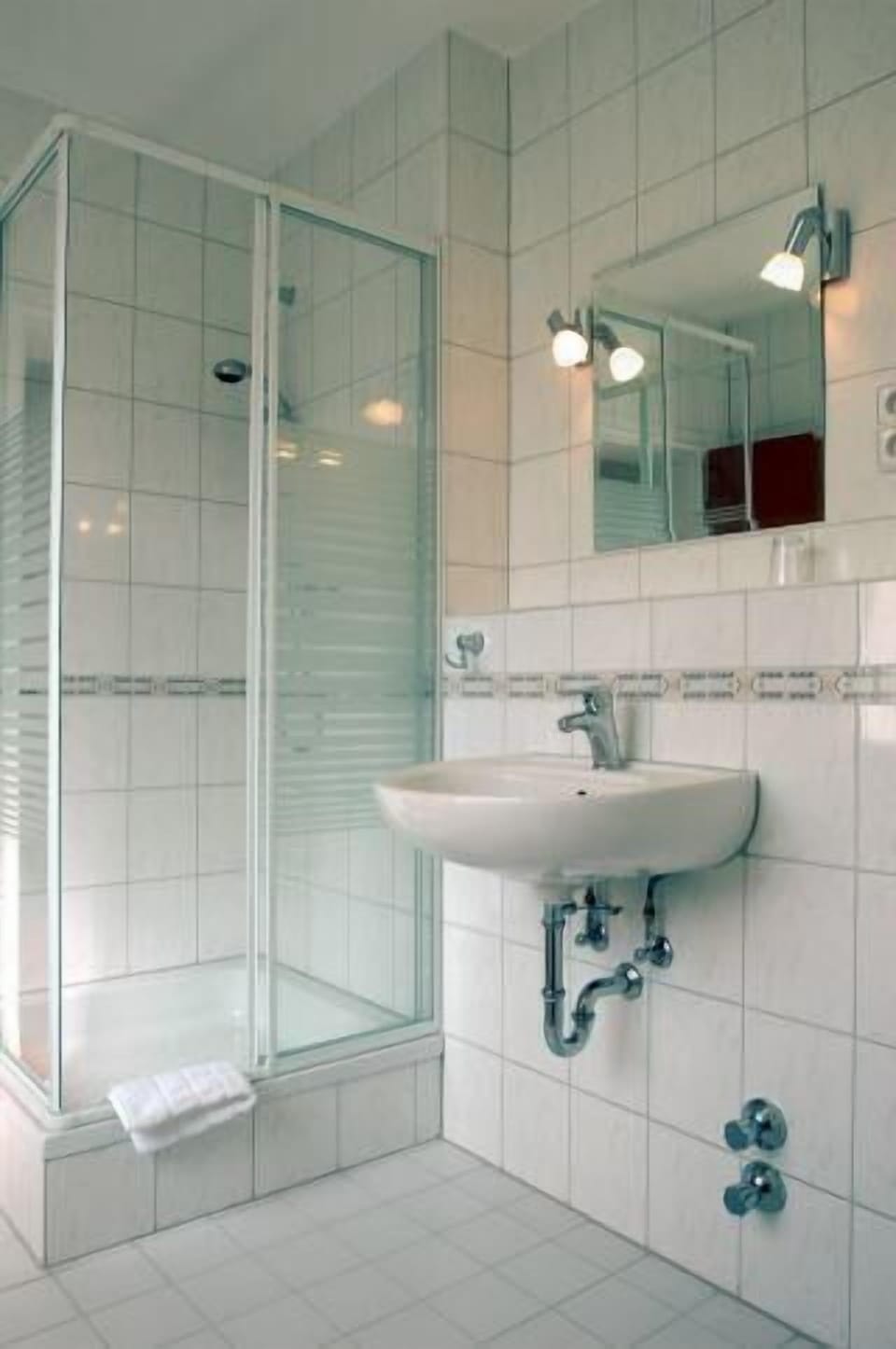 Deep soaking tub, hair dryer, towels