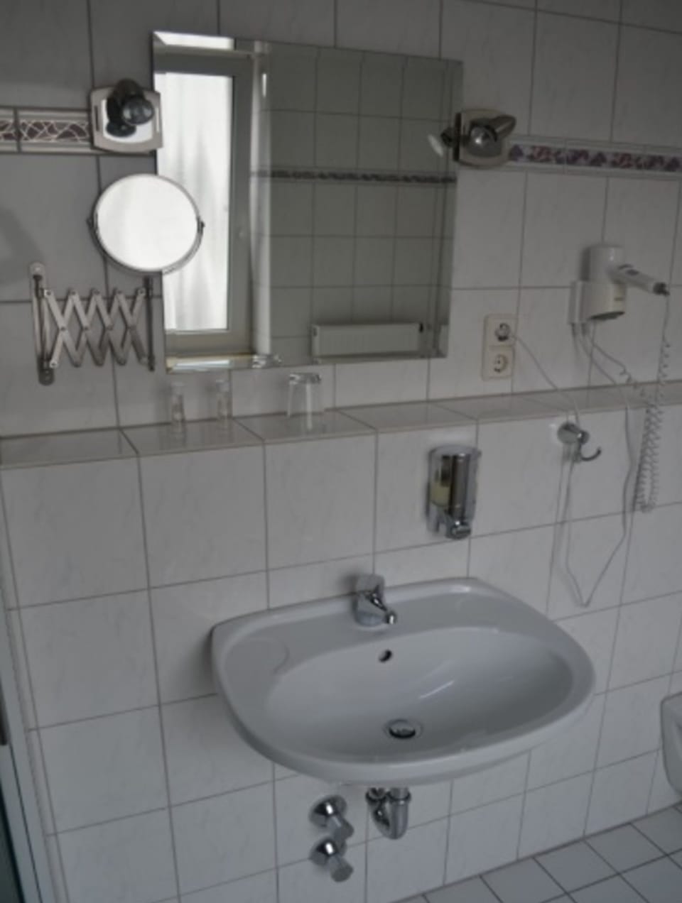 Deep soaking tub, hair dryer, towels