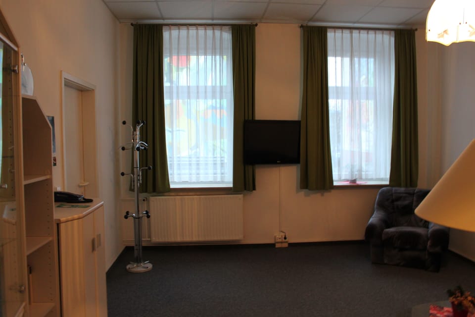 Suite | Hypo-allergenic bedding, desk, laptop workspace, free WiFi