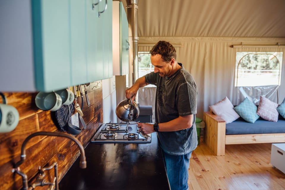 Fridge, oven, stovetop, coffee/tea maker
