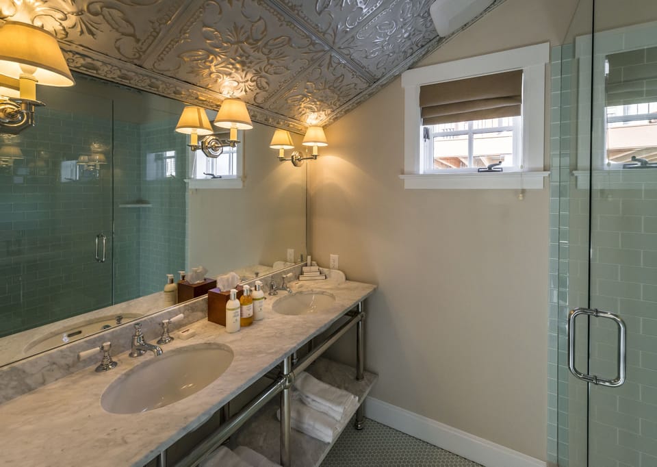 Room, 1 King Bed, Non Smoking | Bathroom | Slippers, towels