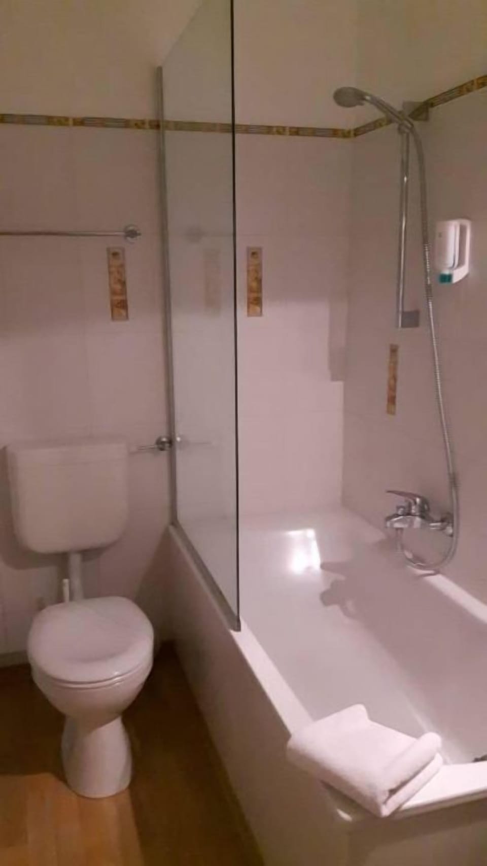 Basic Single Room | Bathroom | Shower, free toiletries, hair dryer, towels
