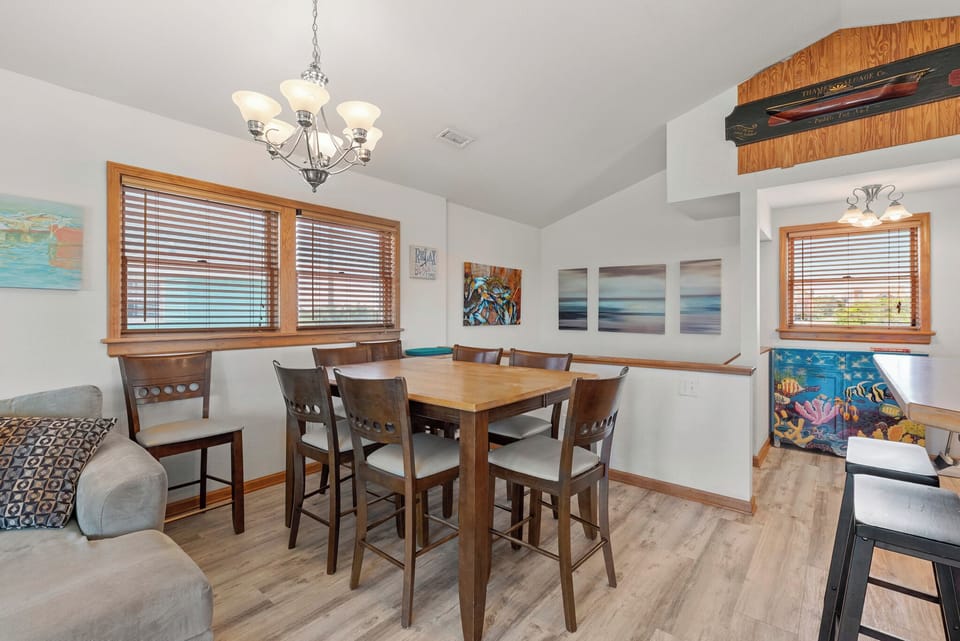 JR4205: Marlin Manor l Top Level Dining Area