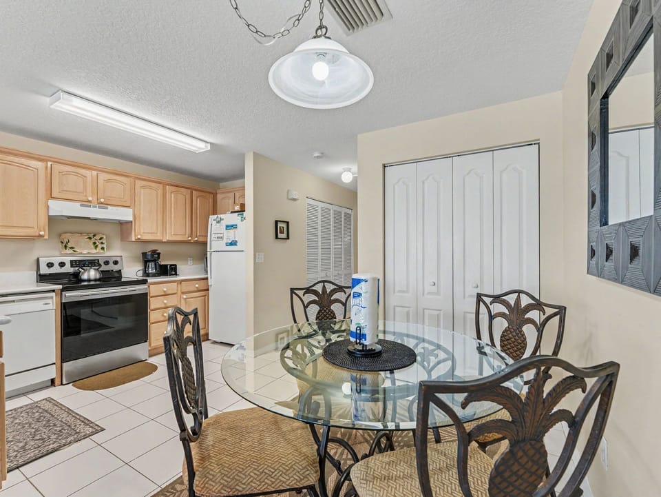 Kitchen/Dining Area