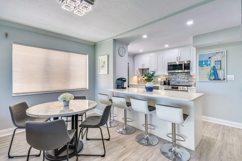Dining and eat-in bar seating