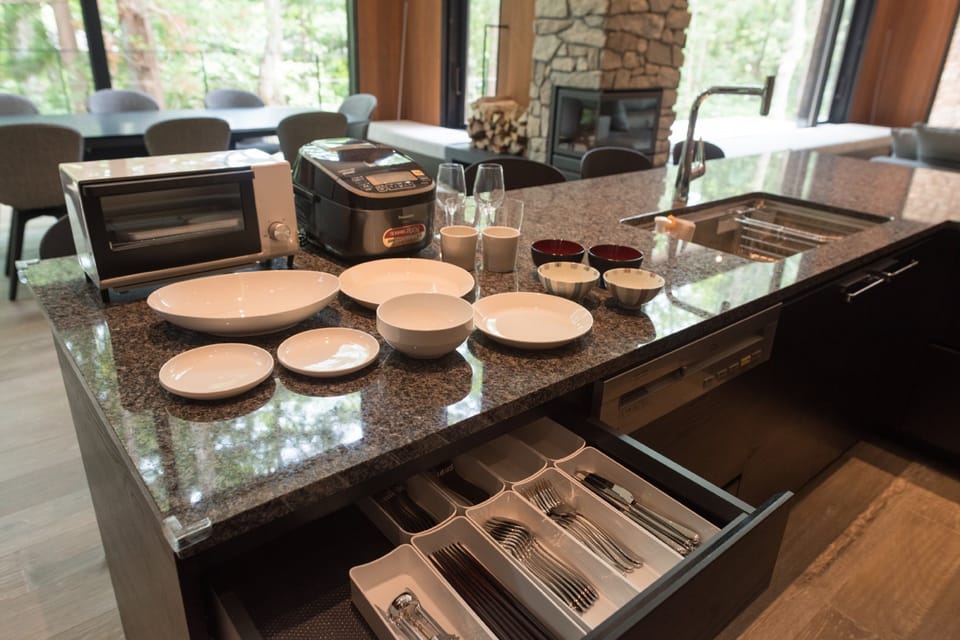 Full-size fridge, microwave, oven, stovetop