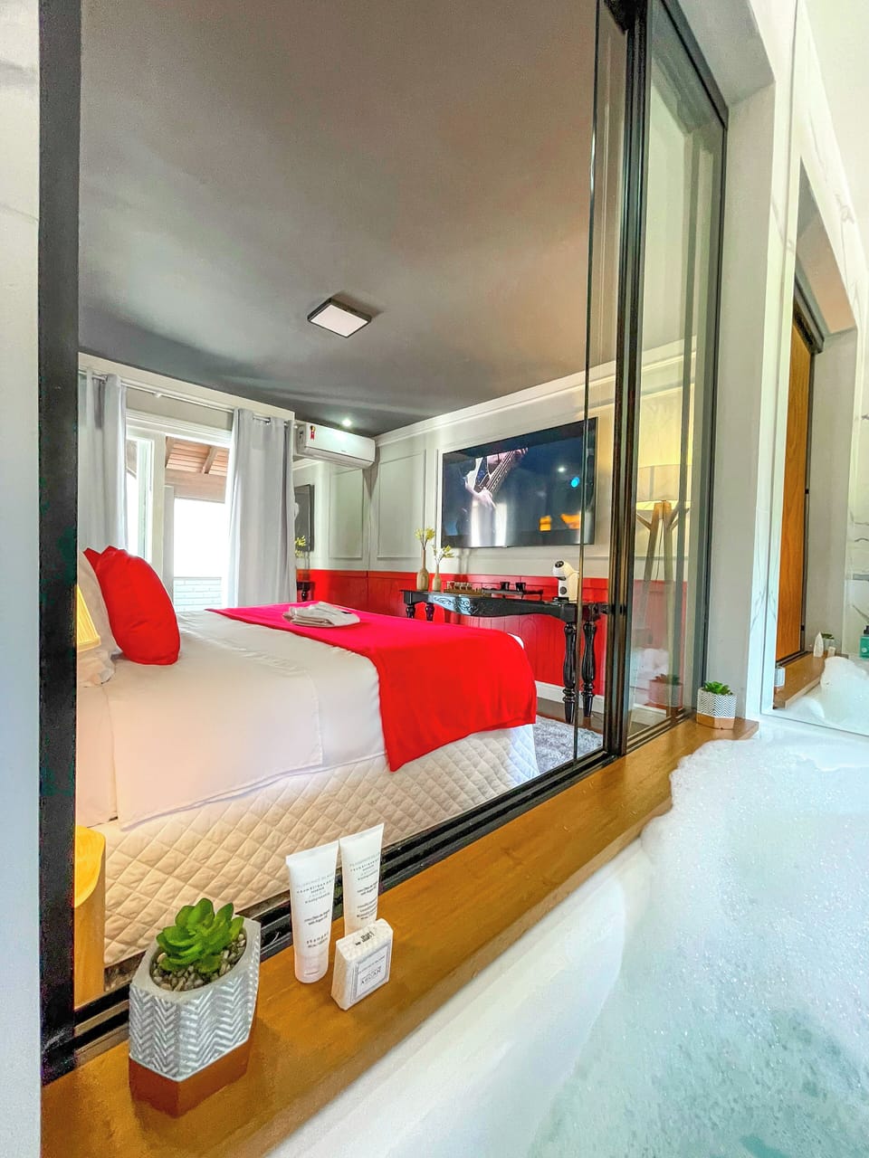 Suite Premium | Minibar, in-room safe, blackout drapes, soundproofing
