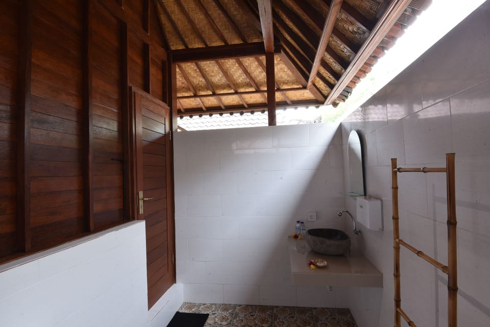 Deluxe Double Room, 1 Queen Bed, Ocean View | Bathroom | Shower, free toiletries, towels