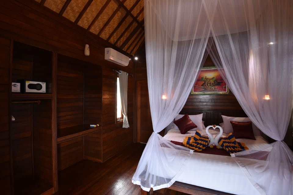 Deluxe Double Room, 1 Queen Bed, Ocean View | 1 bedroom, desk, rollaway beds, free WiFi