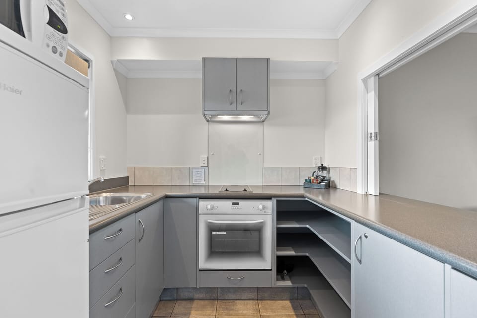 Executive studio | Private kitchen | Microwave, stovetop, coffee/tea maker, electric kettle