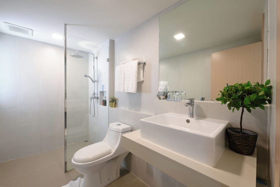 Shower, rainfall showerhead, free toiletries, hair dryer