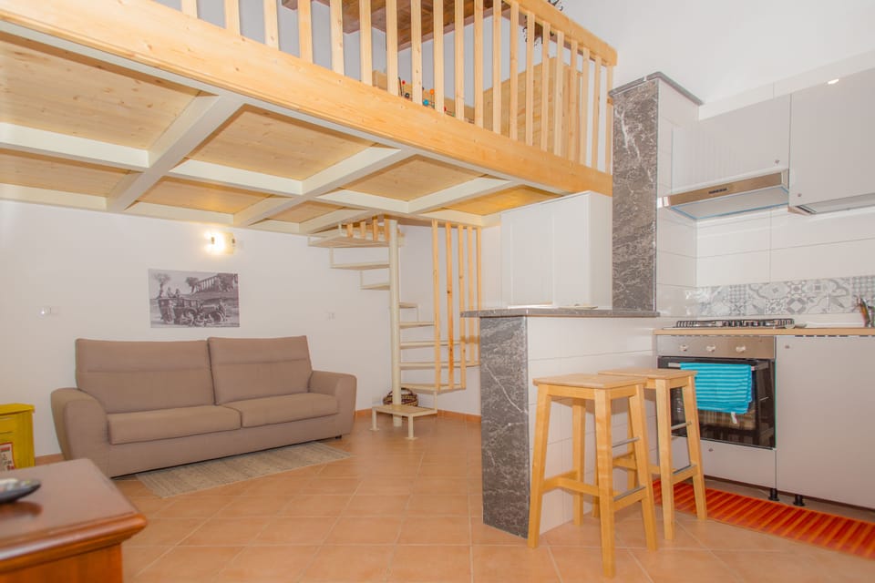 Deluxe Duplex | Desk, soundproofing, rollaway beds, free WiFi