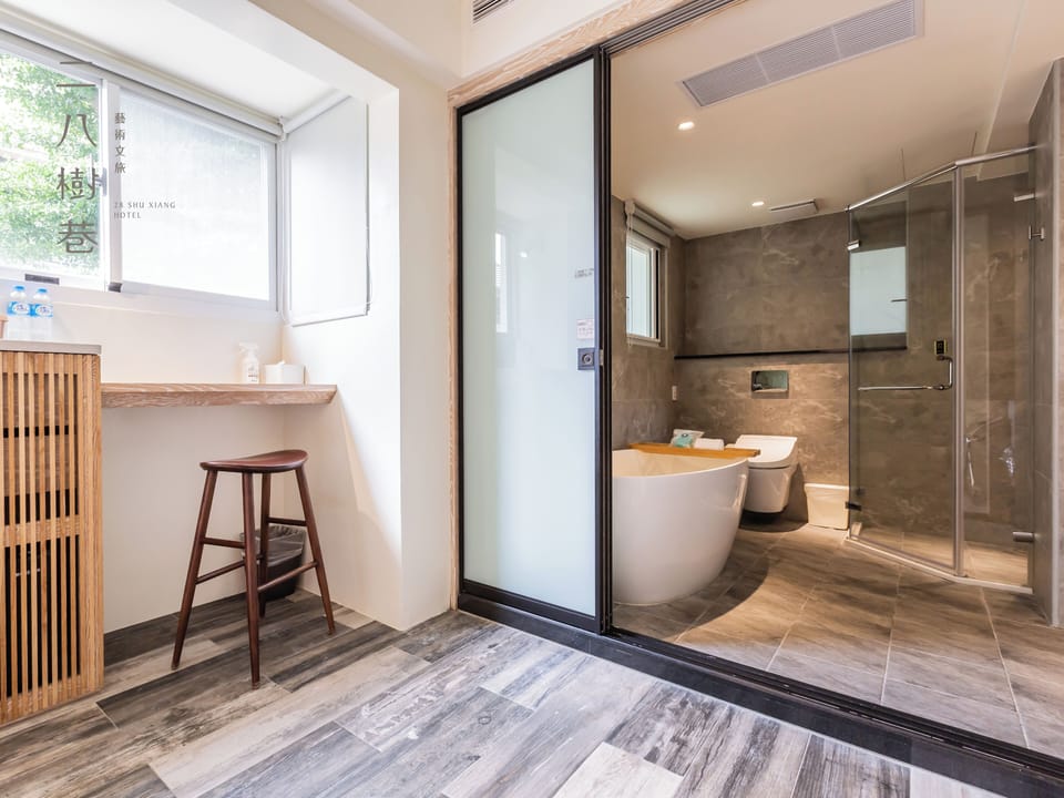 Deluxe Double Room, 1 Queen Bed, Non Smoking | Bathroom | Free toiletries, hair dryer, slippers, bidet