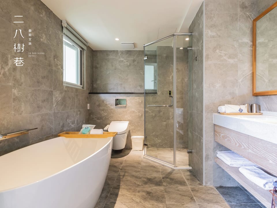 Deluxe Double Room, 1 Queen Bed, Non Smoking | Bathroom | Free toiletries, hair dryer, slippers, bidet