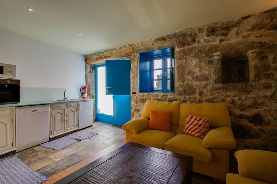 Apartment, 2 Bedrooms, Mountain View, Mountainside | Living room | Books