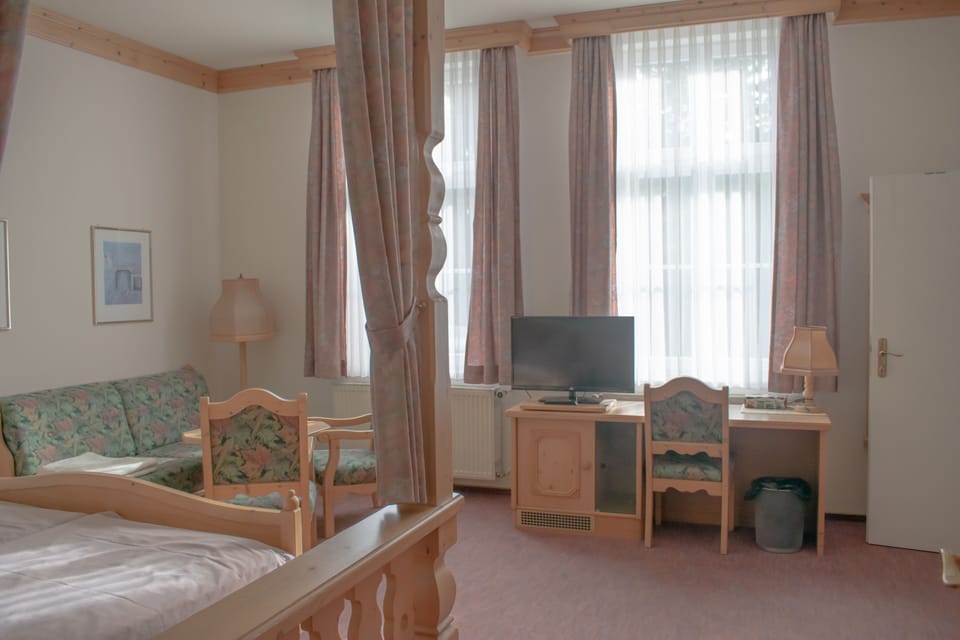 Desk, laptop workspace, free WiFi