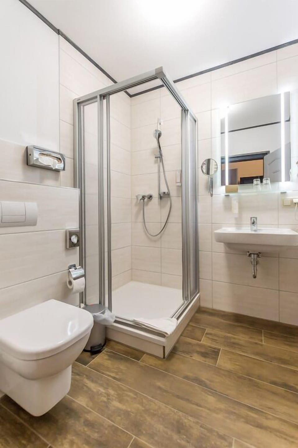 Double Room | Bathroom | Deep soaking tub, free toiletries, hair dryer, towels
