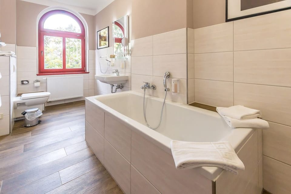Deep soaking tub, free toiletries, hair dryer, towels