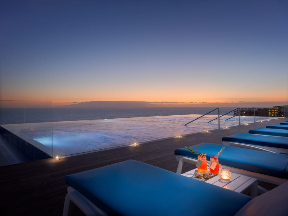 4 outdoor pools, open 10:00 AM to 6:00 PM, pool umbrellas, sun loungers