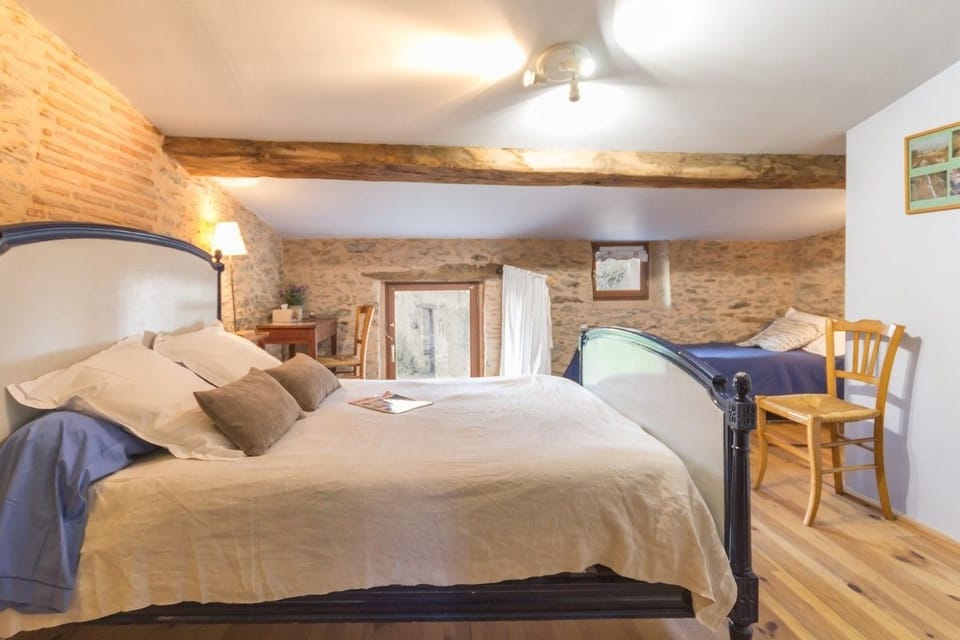 Triple Room (Opal) | Desk, iron/ironing board, cribs/infant beds, bed sheets
