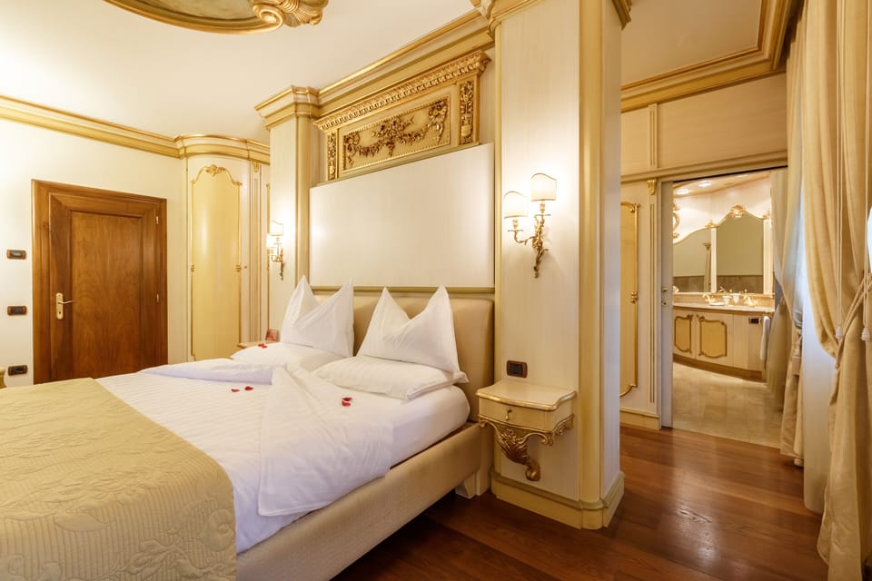 Luxury Studio Suite | In-room safe, desk, free WiFi, bed sheets