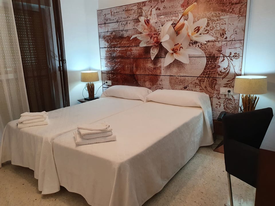 Twin Room | Desk, WiFi (free), bed sheets