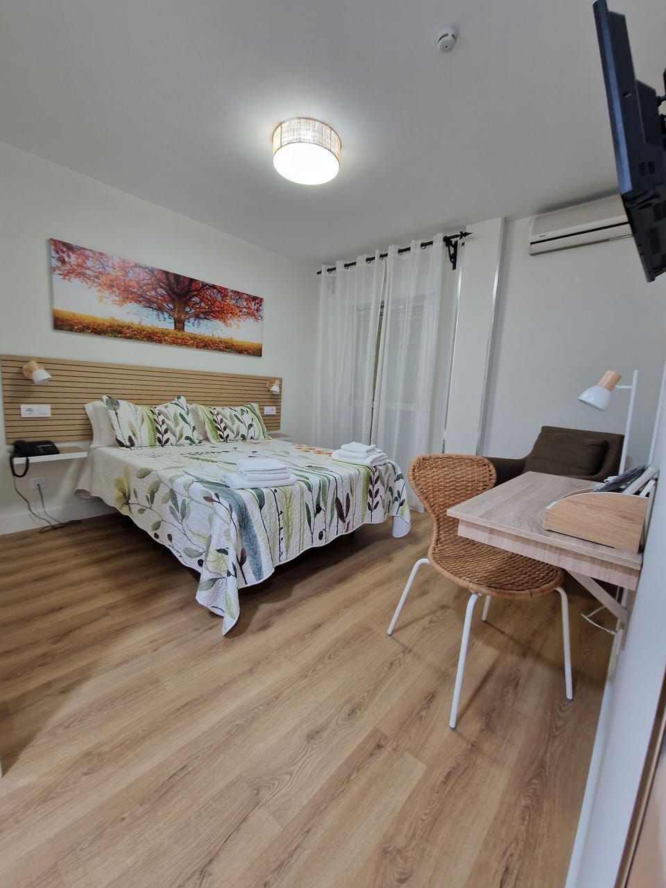 Comfort Room | Desk, WiFi (free), bed sheets