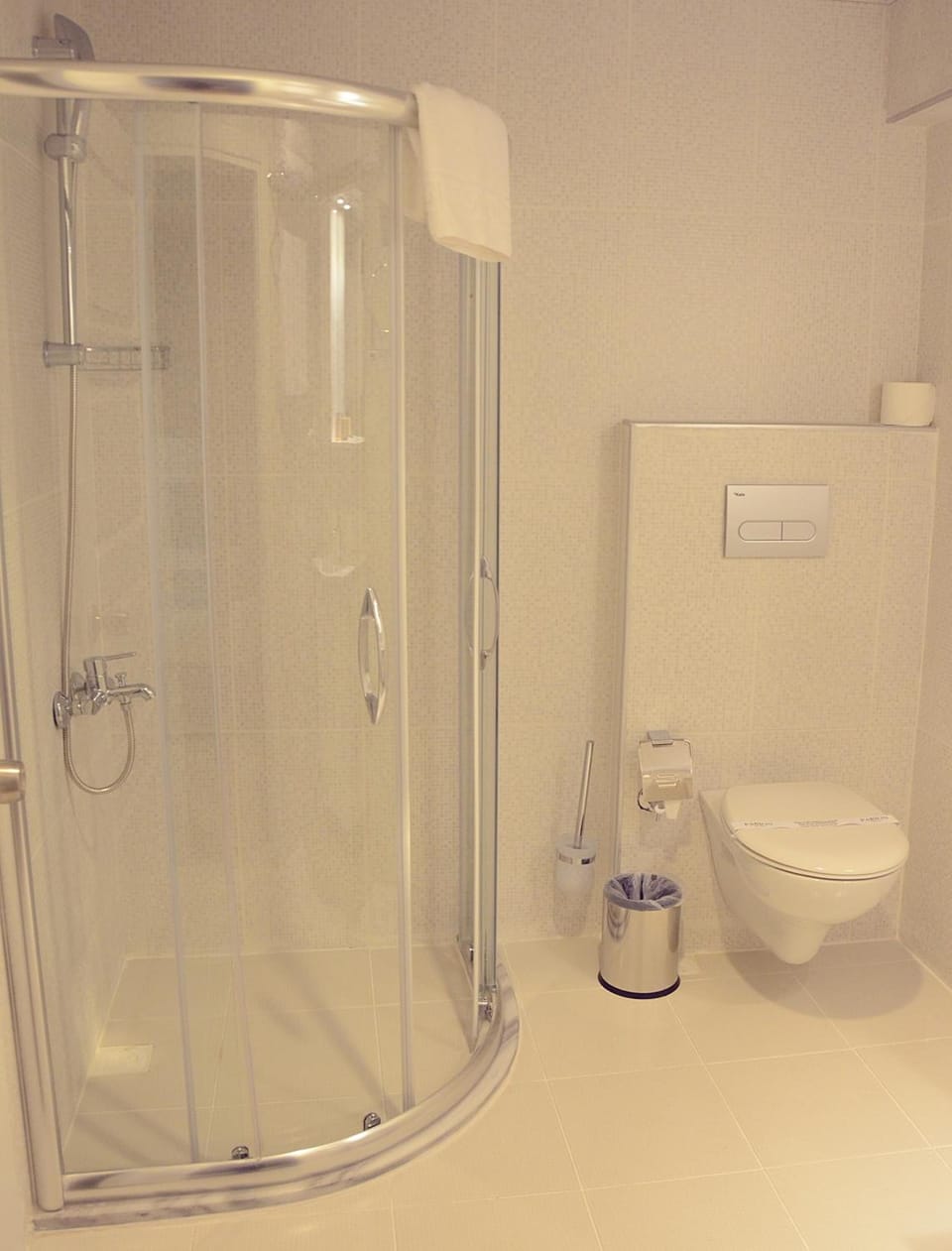 Standard Double or Twin Room, Non Smoking | Bathroom | Shower, hair dryer, slippers, towels