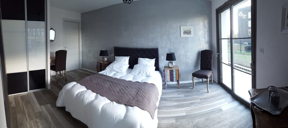 Comfort House, 1 Double Bed, Non Smoking | Minibar, desk, blackout drapes, soundproofing
