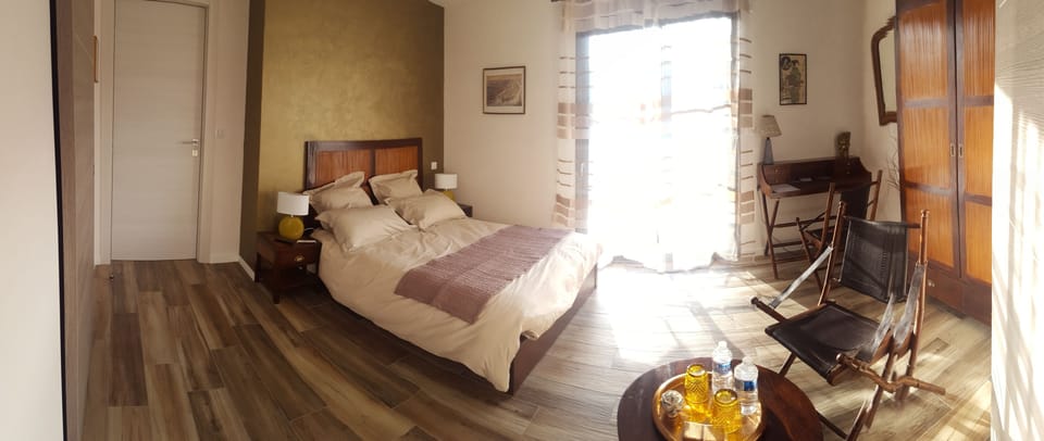 Comfort House, 1 Double Bed, Non Smoking | Minibar, desk, blackout drapes, soundproofing