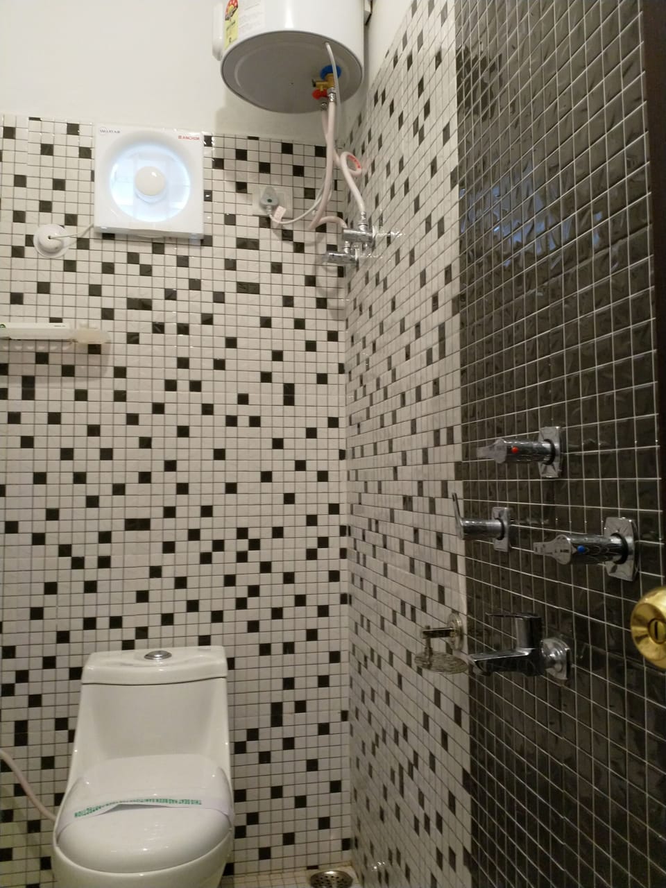 Deluxe Room, Hill View | Bathroom | Shower, free toiletries, towels