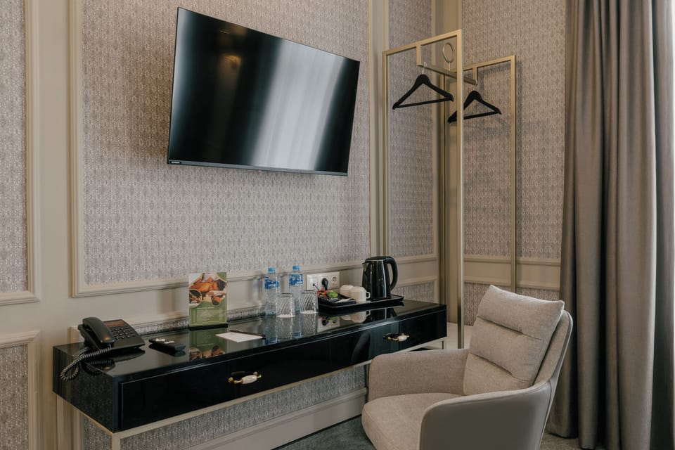 King Gorgasali Suite | In-room safe, desk, laptop workspace, iron/ironing board (on request)