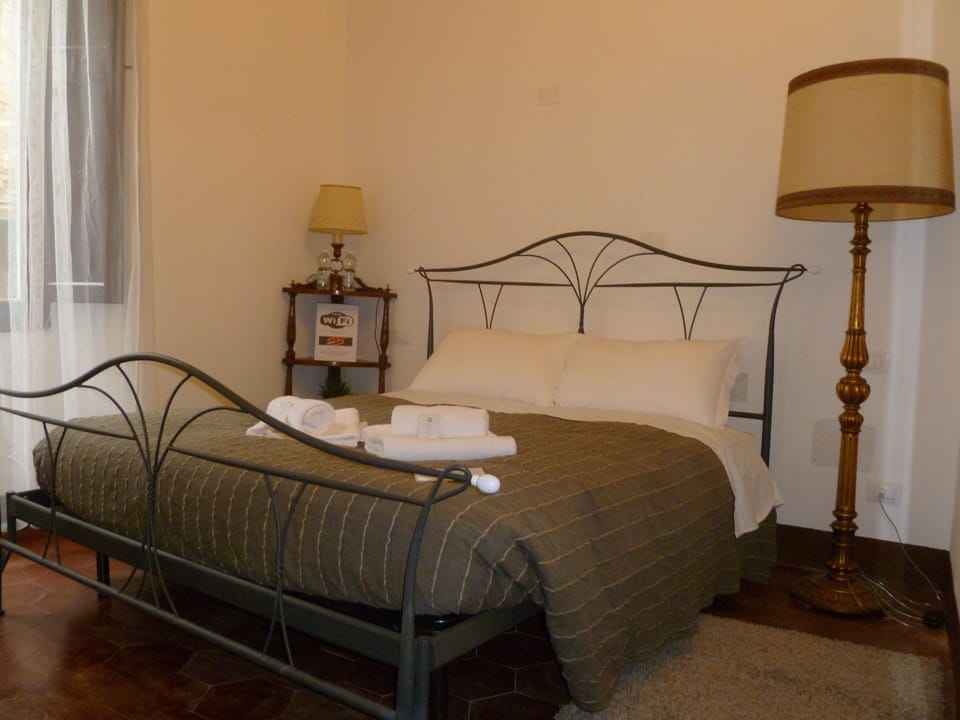 Desk, soundproofing, free WiFi, bed sheets