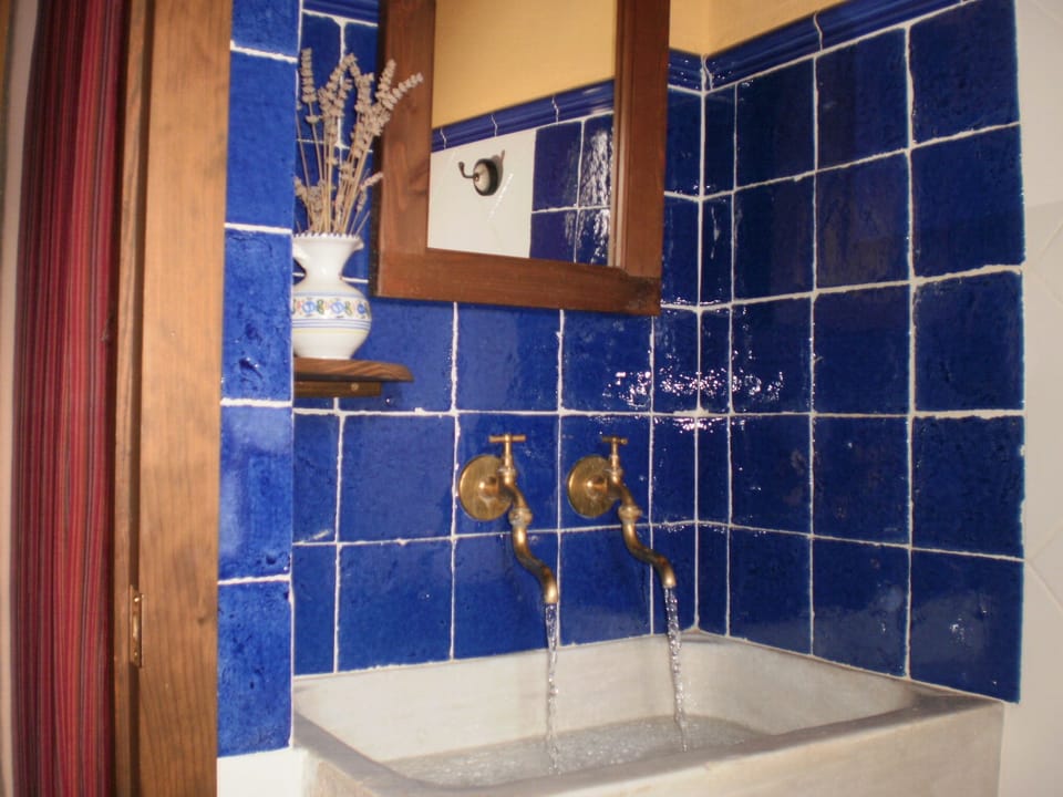 Superior Double Room | Bathroom | Shower, free toiletries, towels