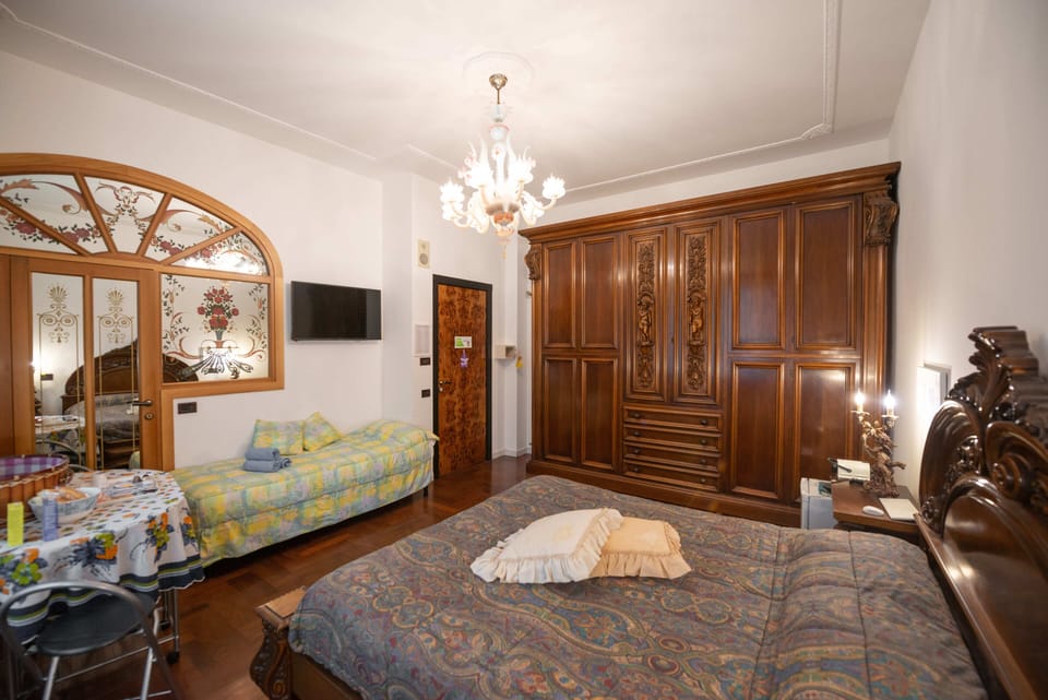 Luxury Suite, Jetted Tub (private entrance) | Minibar, in-room safe, desk, cribs (surcharge)