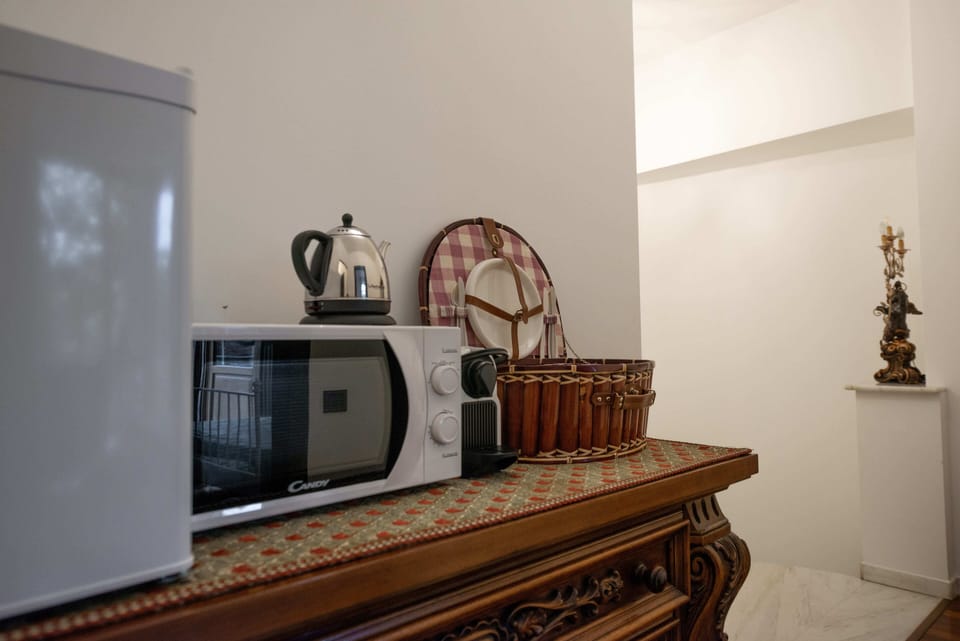 Deluxe Room, Private Bathroom (private entrance) | Minibar, in-room safe, desk, cribs (surcharge)