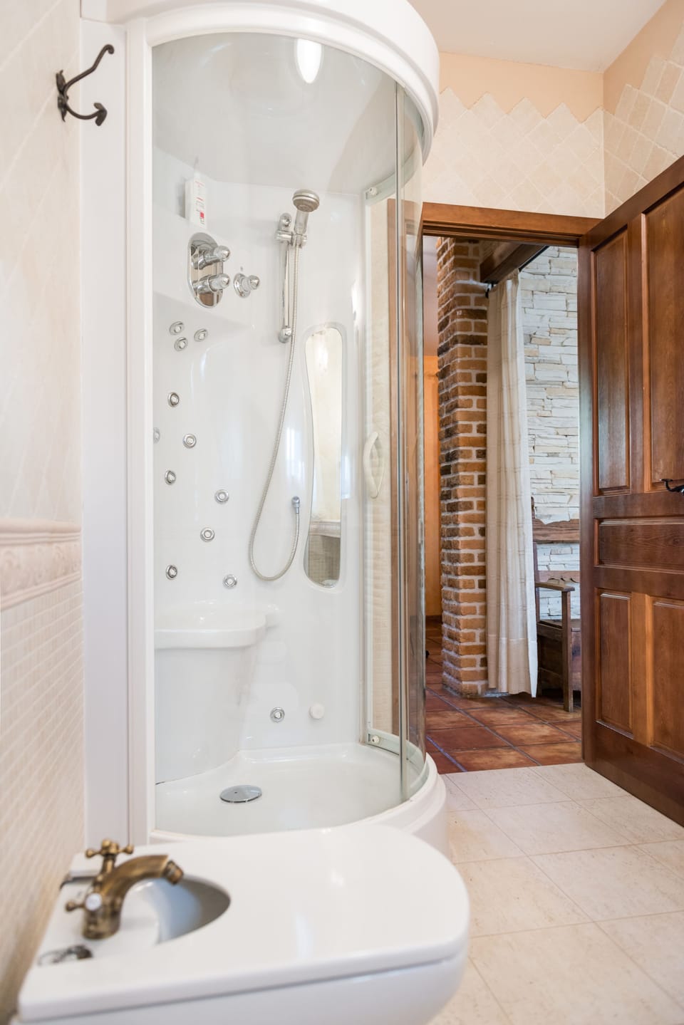 Junior Suite | Bathroom | Free toiletries, towels
