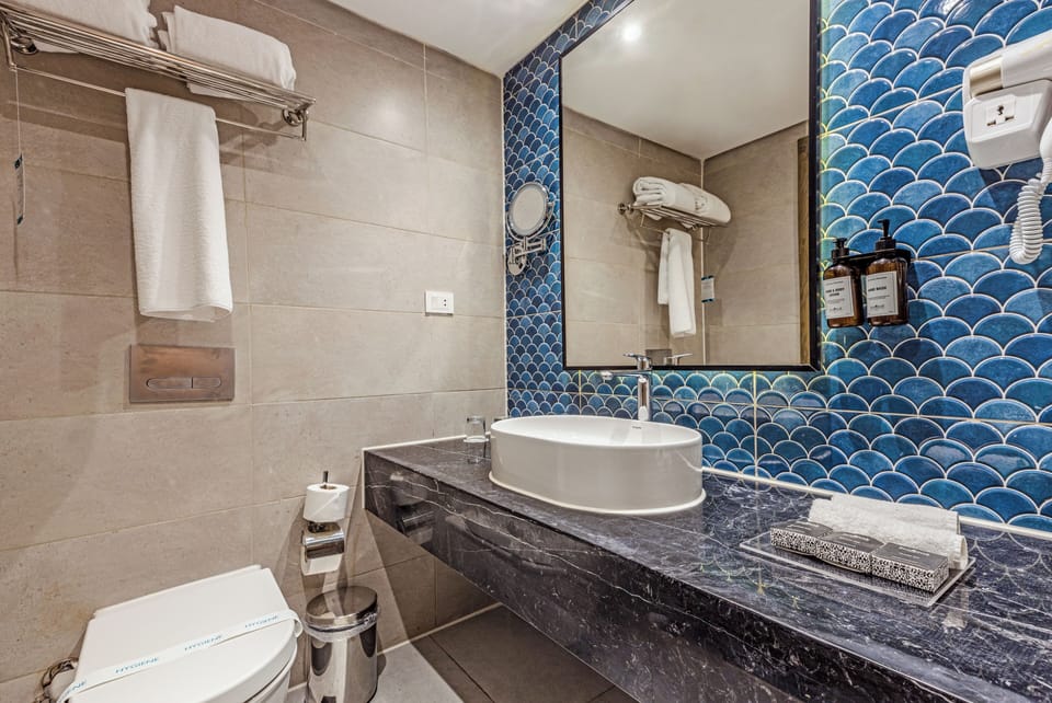 Junior Suite | Bathroom | Free toiletries, hair dryer, slippers, towels