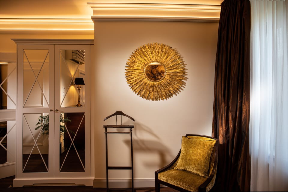 Deluxe Suite, 2 Twin Beds, Non Smoking | Living area | 18-inch flat-screen TV with satellite channels, TV, books