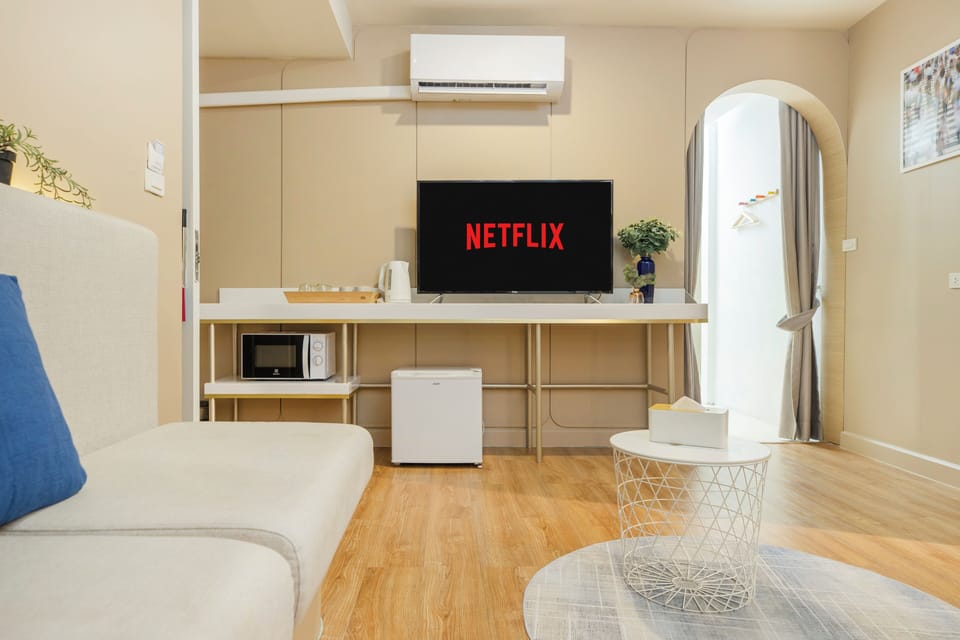 Family Suite B | Living room | 50-inch LED TV with satellite channels, TV, fireplace